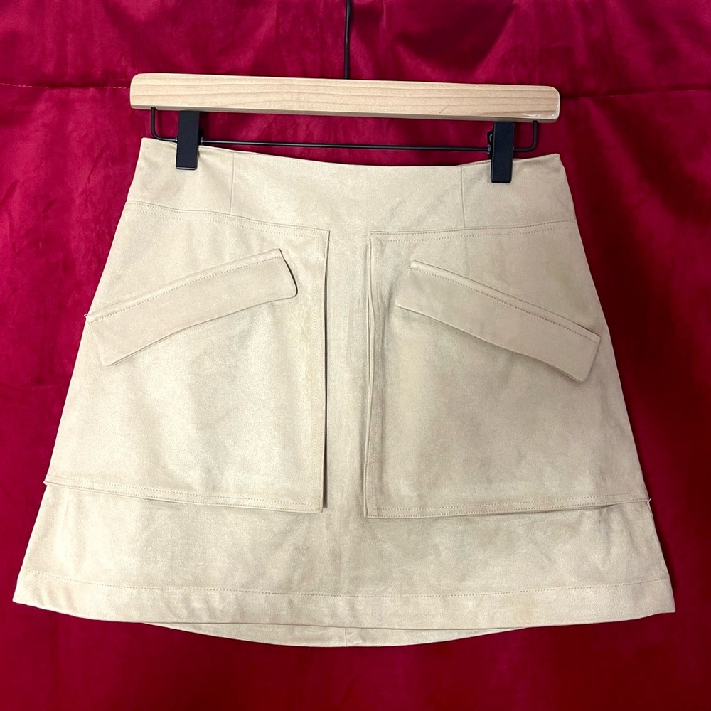 Steve Madden Faux Suede Utility Mini Skirt Tan
Beige Size 4 NWT